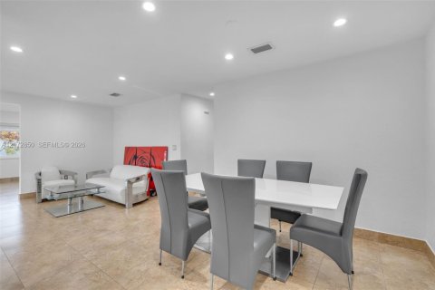 House in Miami, Florida 4 bedrooms, 225.2 sq.m. № 2313752 - photo 11