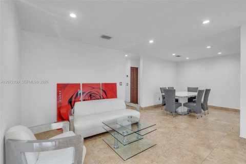 House in Miami, Florida 4 bedrooms, 225.2 sq.m. № 2313752 - photo 6
