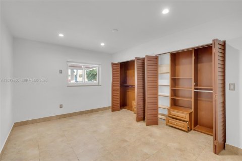 House in Miami, Florida 4 bedrooms, 225.2 sq.m. № 2313752 - photo 29