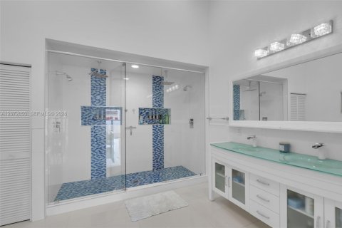 House in Miami, Florida 4 bedrooms, 225.2 sq.m. № 2313752 - photo 24