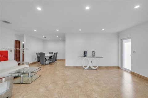 House in Miami, Florida 4 bedrooms, 225.2 sq.m. № 2313752 - photo 5