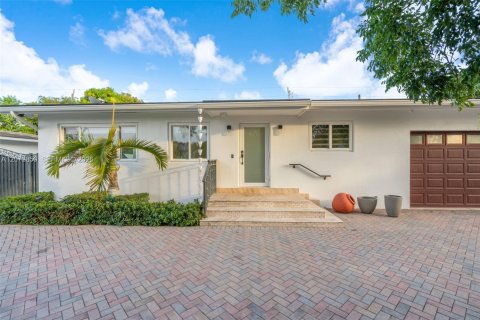 House in Miami, Florida 4 bedrooms, 225.2 sq.m. № 2313752 - photo 30