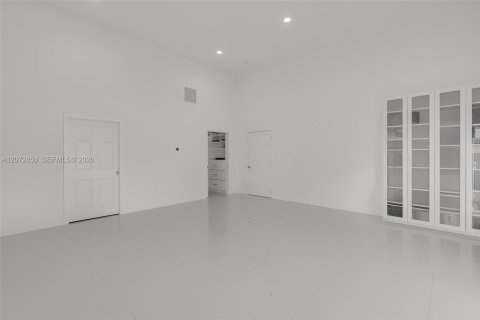 House in Miami, Florida 4 bedrooms, 225.2 sq.m. № 2313752 - photo 23