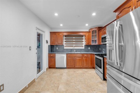 House in Miami, Florida 4 bedrooms, 225.2 sq.m. № 2313752 - photo 9