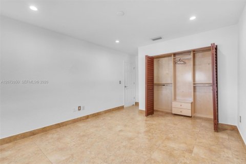 House in Miami, Florida 4 bedrooms, 225.2 sq.m. № 2313752 - photo 16
