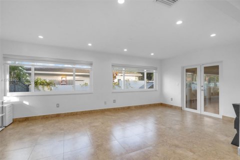 House in Miami, Florida 4 bedrooms, 225.2 sq.m. № 2313752 - photo 12