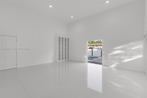 House in Miami, Florida 4 bedrooms, 225.2 sq.m. № 2313752 - photo 20