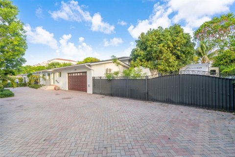 House in Miami, Florida 4 bedrooms, 225.2 sq.m. № 2313752 - photo 2
