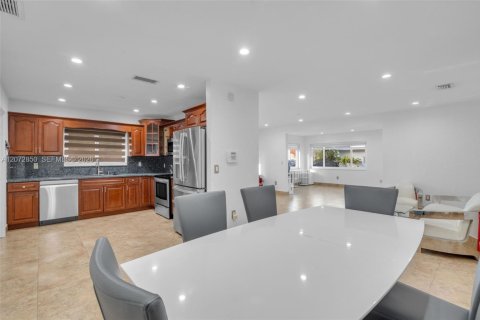 House in Miami, Florida 4 bedrooms, 225.2 sq.m. № 2313752 - photo 8