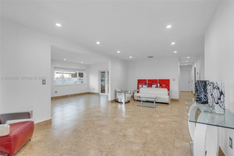 House in Miami, Florida 4 bedrooms, 225.2 sq.m. № 2313752 - photo 4