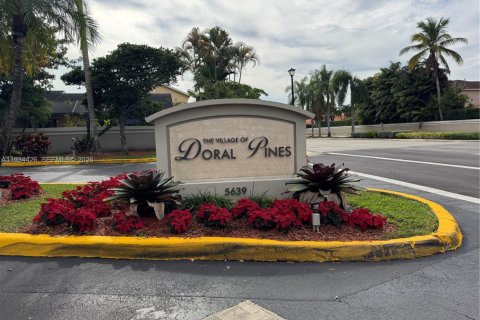 Villa ou maison à vendre à Doral, Floride: 3 chambres, 113.25 m2 № 1995471 - photo 2