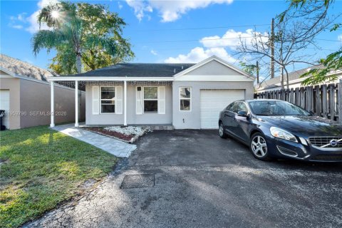 Villa ou maison à vendre à Miami, Floride: 4 chambres, 114.27 m2 № 2025092 - photo 3