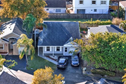 Villa ou maison à vendre à Miami, Floride: 4 chambres, 114.27 m2 № 2025092 - photo 4