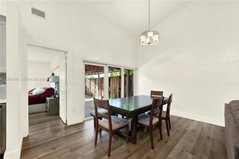 Villa ou maison à vendre à Miami, Floride: 4 chambres, 114.27 m2 № 2025092 - photo 11