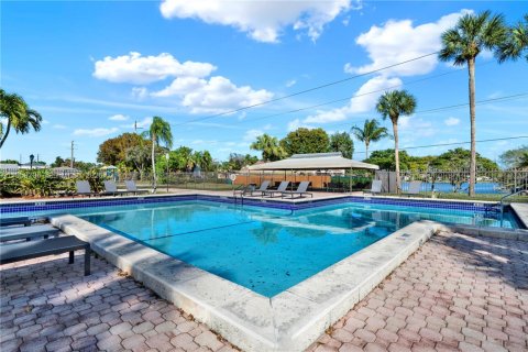 Villa ou maison à vendre à Miami, Floride: 4 chambres, 114.27 m2 № 2025092 - photo 25