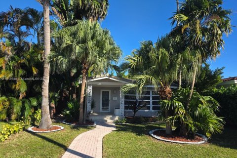 Villa ou maison à vendre à Hollywood, Floride: 3 chambres, 129.32 m2 № 2015888 - photo 1