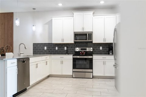 House in Davenport, Florida 8 bedrooms, 363.71 sq.m. № 1751467 - photo 16