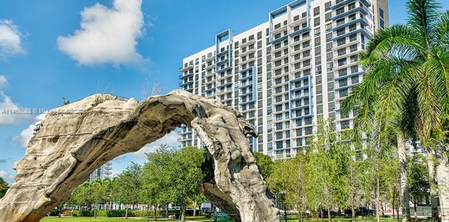 Condominio en Doral, Florida, 1 dormitorio № 2076701