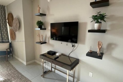 Condominio en alquiler en Doral, Florida, 1 dormitorio, 60.39 m2 № 2076701 - foto 10
