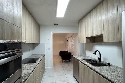 House in Dania Beach, Florida 4 bedrooms, 148.92 sq.m. № 2004795 - photo 8