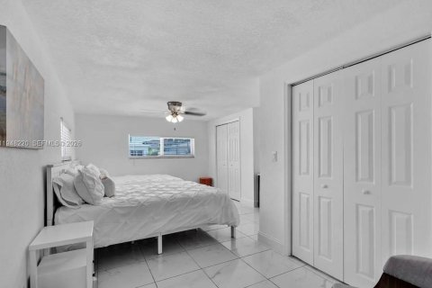 House in Dania Beach, Florida 4 bedrooms, 148.92 sq.m. № 2004795 - photo 9