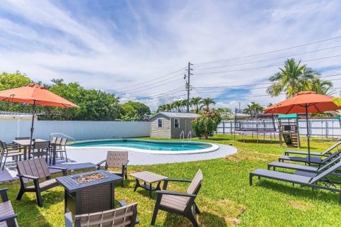 House in Dania Beach, Florida 4 bedrooms, 148.92 sq.m. № 2004795 - photo 2