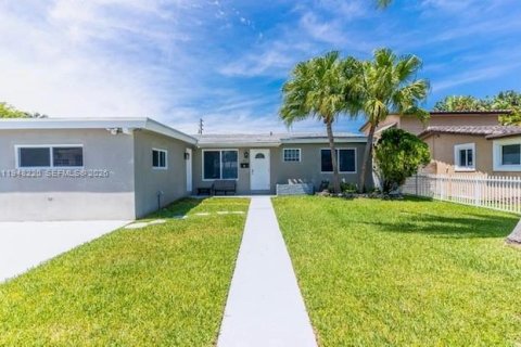 House in Dania Beach, Florida 4 bedrooms, 148.92 sq.m. № 2004795 - photo 3