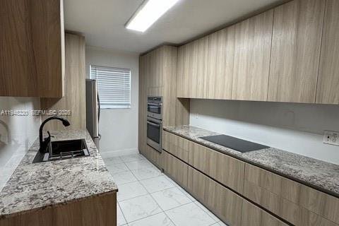 House in Dania Beach, Florida 4 bedrooms, 148.92 sq.m. № 2004795 - photo 5