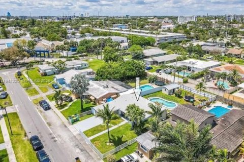 House in Dania Beach, Florida 4 bedrooms, 148.92 sq.m. № 2004795 - photo 20