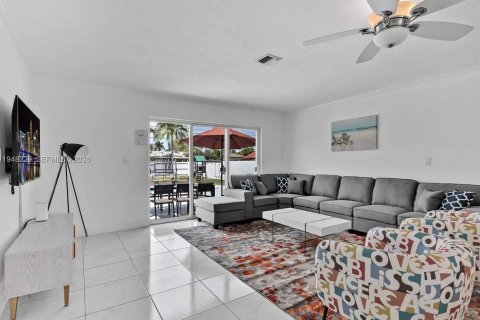 House in Dania Beach, Florida 4 bedrooms, 148.92 sq.m. № 2004795 - photo 15