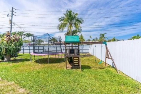 House in Dania Beach, Florida 4 bedrooms, 148.92 sq.m. № 2004795 - photo 18