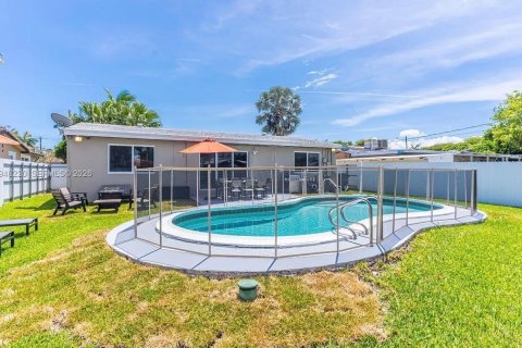 House in Dania Beach, Florida 4 bedrooms, 148.92 sq.m. № 2004795 - photo 19