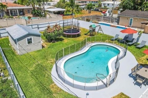 House in Dania Beach, Florida 4 bedrooms, 148.92 sq.m. № 2004795