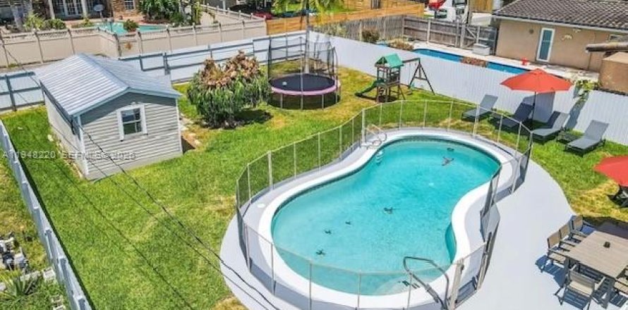 House in Dania Beach, Florida 4 bedrooms, 148.92 sq.m. № 2004795