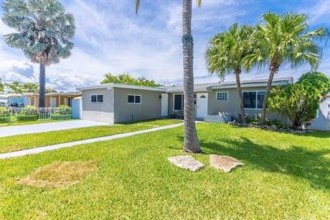 House in Dania Beach, Florida 4 bedrooms, 148.92 sq.m. № 2004795 - photo 16