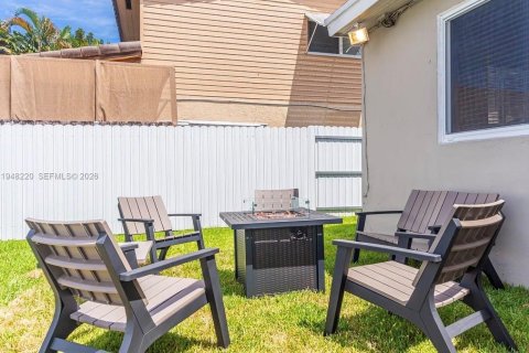 House in Dania Beach, Florida 4 bedrooms, 148.92 sq.m. № 2004795 - photo 17