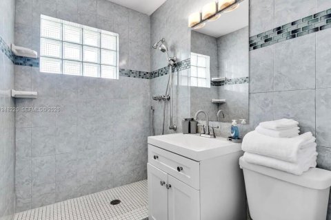 House in Dania Beach, Florida 4 bedrooms, 148.92 sq.m. № 2004795 - photo 12