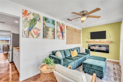 Condo in Gulfport, Florida, 2 bedrooms  № 1028114 - photo 18