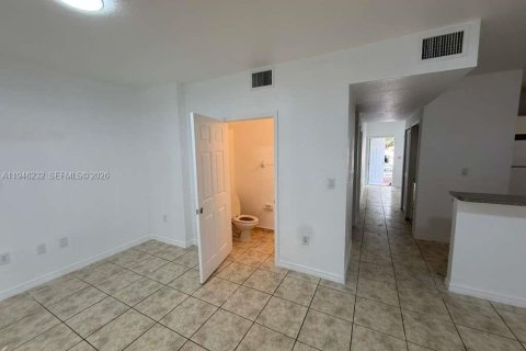 Townhouse in Florida City, Florida 3 bedrooms, 141.86 sq.m. № 2002575 - photo 10