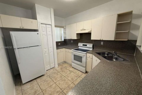 Townhouse in Florida City, Florida 3 bedrooms, 141.86 sq.m. № 2002575 - photo 3