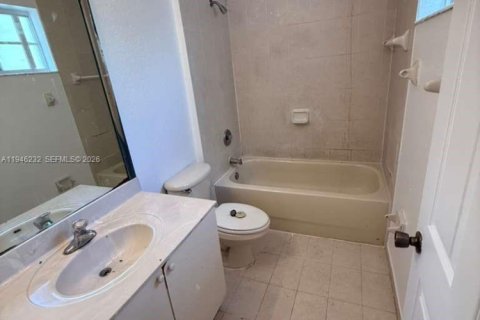 Townhouse in Florida City, Florida 3 bedrooms, 141.86 sq.m. № 2002575 - photo 16