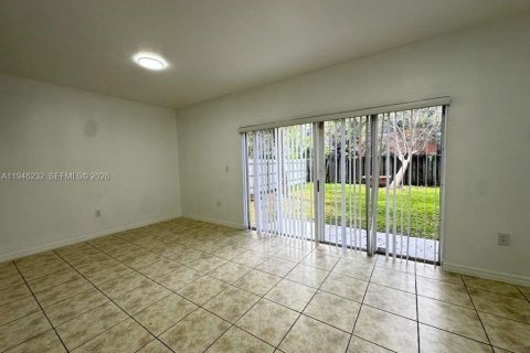 Townhouse in Florida City, Florida 3 bedrooms, 141.86 sq.m. № 2002575 - photo 8