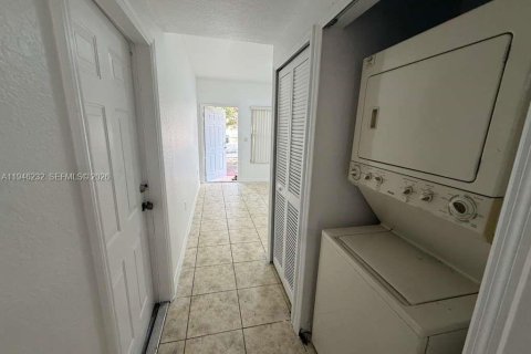 Townhouse in Florida City, Florida 3 bedrooms, 141.86 sq.m. № 2002575 - photo 23
