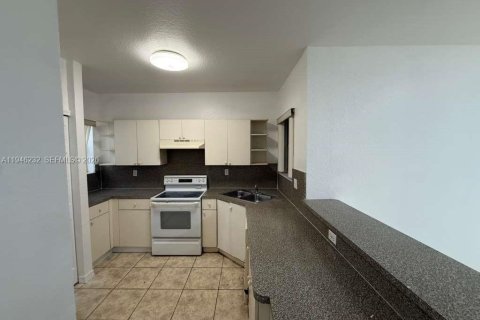 Townhouse in Florida City, Florida 3 bedrooms, 141.86 sq.m. № 2002575 - photo 5