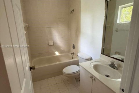 Townhouse in Florida City, Florida 3 bedrooms, 141.86 sq.m. № 2002575 - photo 17