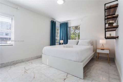 Commercial property in Miami Beach, Florida 1348.76 sq.m. № 1987612 - photo 7