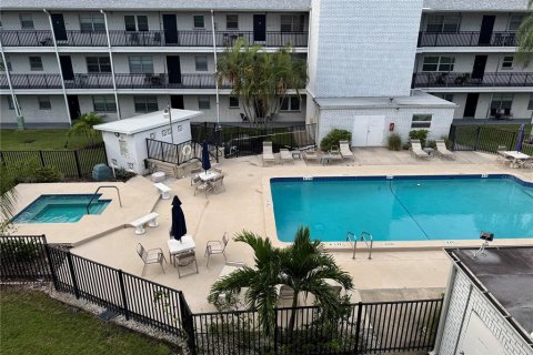 Copropriété à vendre à Saint Petersburg, Floride: 1 chambre, 59.46 m2 № 2369073 - photo 3