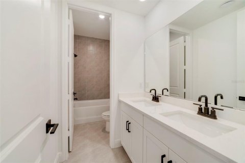 House in Apopka, Florida 4 bedrooms, 249.35 sq.m. № 1804677 - photo 18