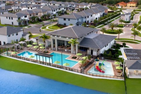 Townhouse in Miami Lakes, Florida 3 bedrooms, 161.93 sq.m. № 2026531