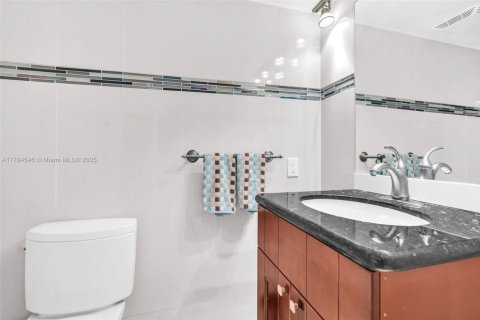 Condo in Pompano Beach, Florida, 2 bedrooms  № 1862803 - photo 15
